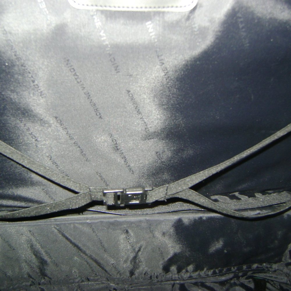 set of suitcase the medium size and carried on